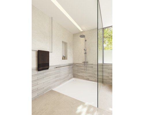 Helles Badezimmer mit Dusche, Handtuch und Ablagefach