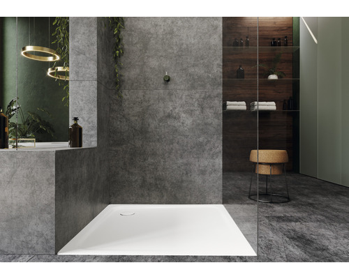 Badezimmer mit ebenerdiger Dusche, Ablagefläche und Regal