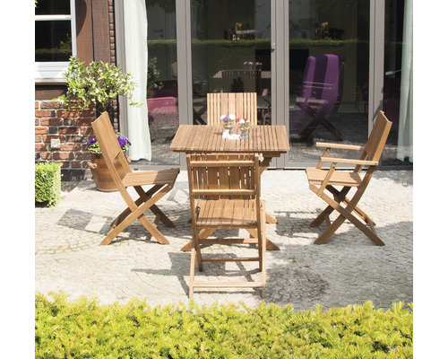 Gartenmöbelset mit Tisch und vier Stühlen auf einer Terrasse