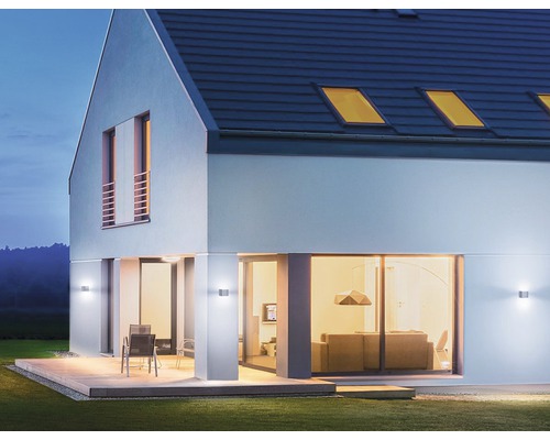 Modernes Haus mit Aussenbeleuchtung, Terrasse und Garten