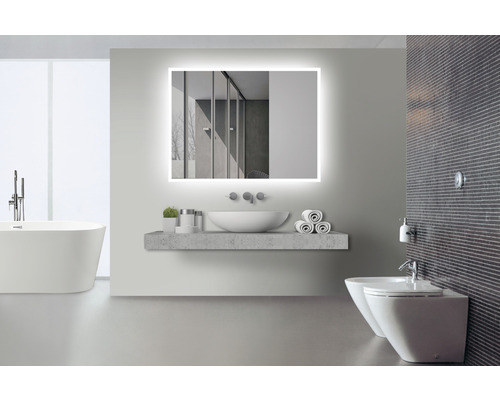 Salle de bain moderne avec miroir éclairé, lavabo, baignoire et bidet