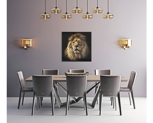 Salle à manger avec table, chaises, appliques murales, suspensions et tableau représentant un lion