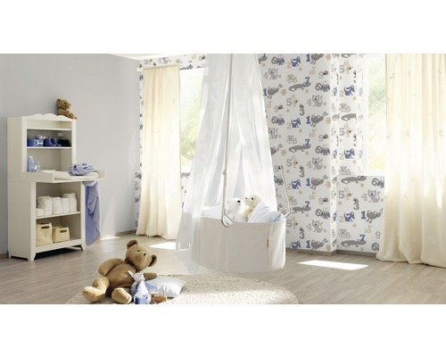 Babyzimmer mit Wickelkommode, Himmelbett und Tierzahlen-Tapete