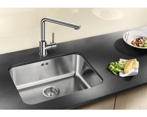 Edelstahlspüle mit Armatur auf einer Küchenarbeitsplatte