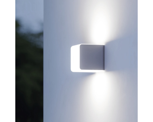 Quadratische LED Außenwandleuchte aus Metall spendet Licht nach oben und unten.