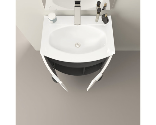 Waschtisch mit geöffnetem Unterschrank im Badezimmer