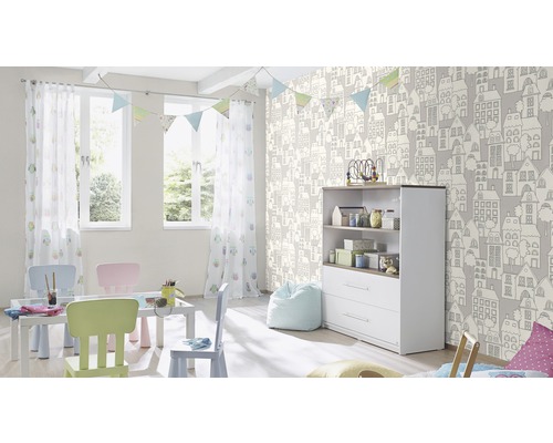 Helles Kinderzimmer mit Mustertapete, Kindermöbeln und Tageslicht