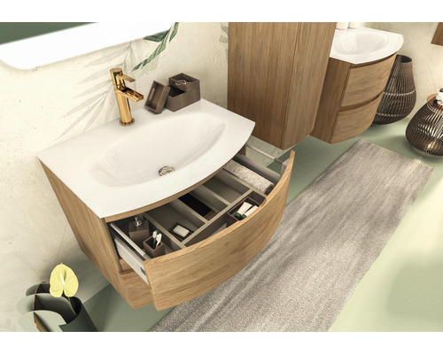 Badezimmer-Szene mit Waschtischunterschrank, Waschbecken, Armatur und Badteppich