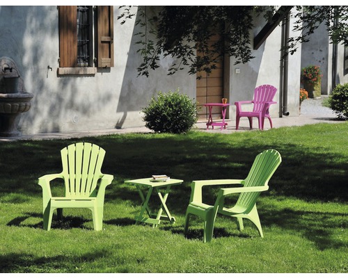 Scène de jardin avec deux chaises de jardin et une table d''appoint sur une pelouse.