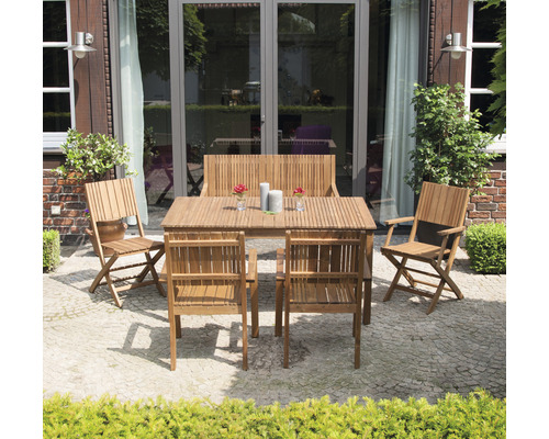 Ensemble de mobilier de jardin avec table, chaises et banc sur une terrasse