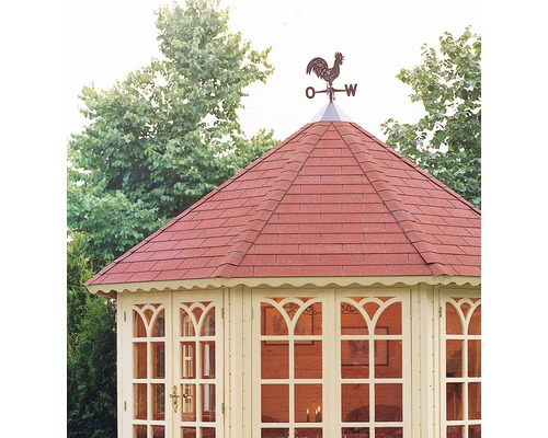 Detailansicht eines Gartenhauses mit Wetterfahne auf dem Dach