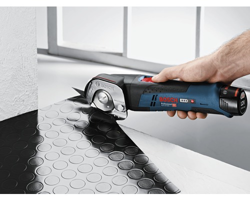 Cisailles sans fil pour couper les revêtements de sol en action