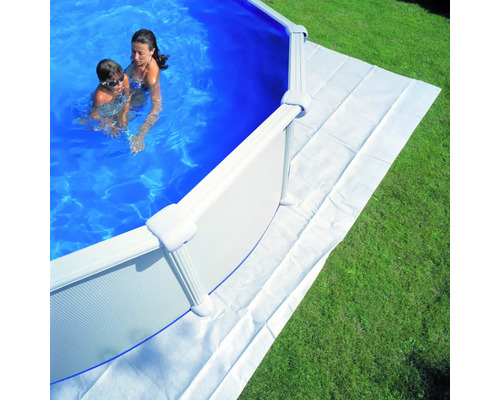 Aufstellpool mit Bodenplane im Garten mit zwei Personen im Wasser