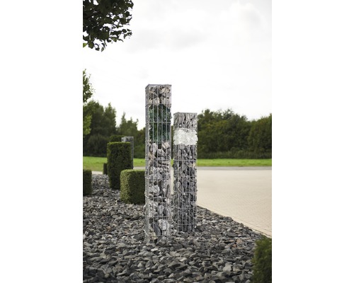 Colonne de gabions avec pierres et plantes dans le jardin