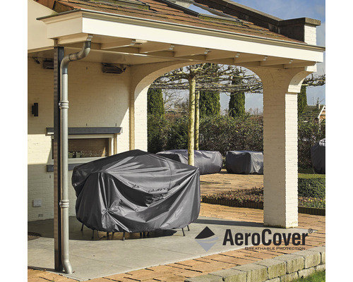 Gartenmöbel unter einer grauen Schutzhülle auf einer Terrasse, AeroCover Logo