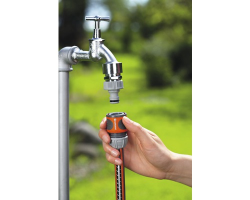 Gartenschlauch wird an einen Wasserhahn angeschlossen