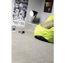 Jugendzimmer mit Vinylboden, Sitzsack und Dekoration