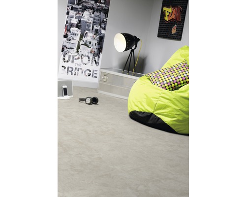 Jugendzimmer mit Vinylboden, Sitzsack und Dekoration