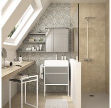 Salle de bains avec fenêtre de toit, lavabo, armoire de toilette et douche