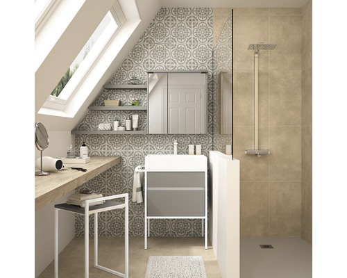 Salle de bains avec fenêtre de toit, lavabo, armoire de toilette et douche