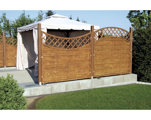 Clôture en bois avec pavillon de jardin