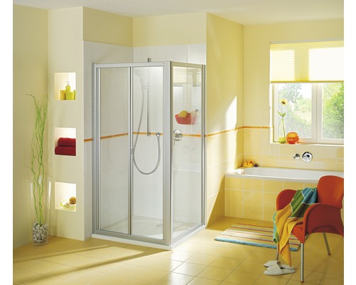 Helles Badezimmer mit Duschkabine, Badewanne und Fenster