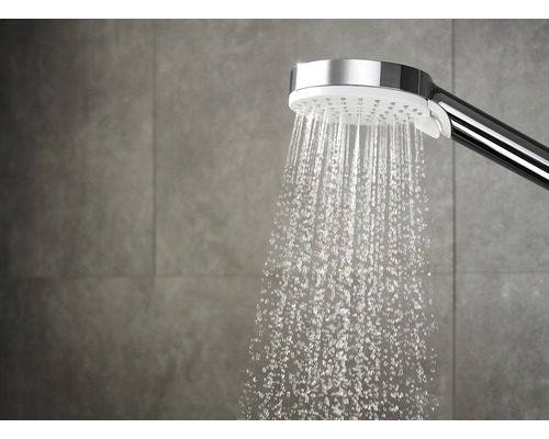 Douchette avec jet d''eau dans la salle de bain