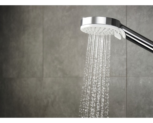 Douchette avec jet d''eau dans la salle de bains