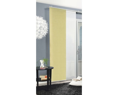 Ambiance de vie décorative avec rideau coulissant, table d''appoint et tapis