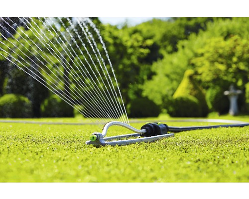 Rasensprenger mit Wasserstrahlen im Garten
