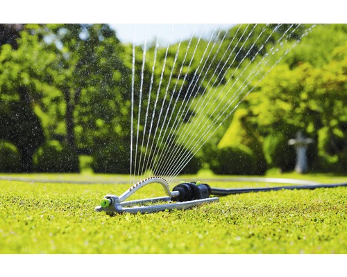 Rasensprenger im Einsatz zur Bewässerung einer Grünfläche