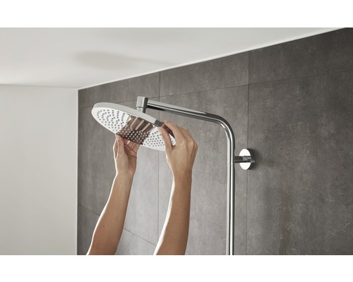 Installation d''une douche de tête dans la salle de bain.