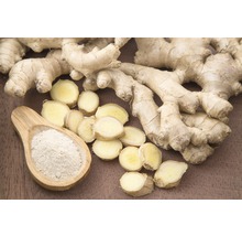 Racine de gingembre avec tranches de gingembre et poudre de gingembre