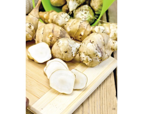 Topinambours sur une planche en bois