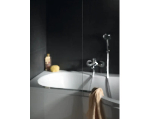 Badezimmer mit Badewanne, Armatur und Duschkopf