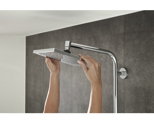 Installation eines quadratischen Duschkopfs im Badezimmer.