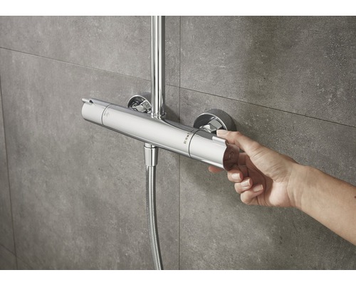 Aufputz Duscharmatur mit Thermostat und Hand beim Einstellen der Temperatur