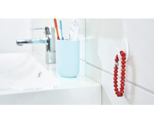 Lavabo de salle de bain avec robinetterie, gobelet pour brosses à dents et un crochet avec une chaîne