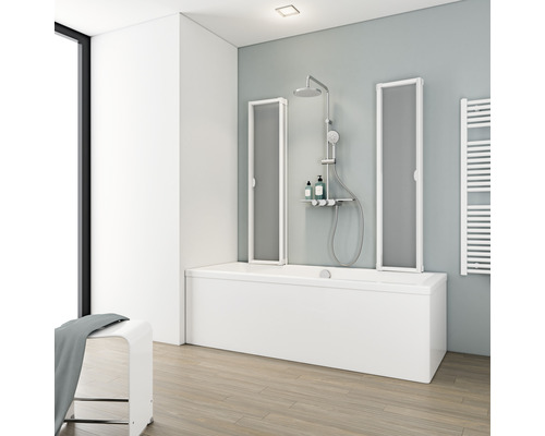 Modernes Badezimmer mit Badewanne, Duschabtrennung, Brausegarnitur und Handtuchwärmer