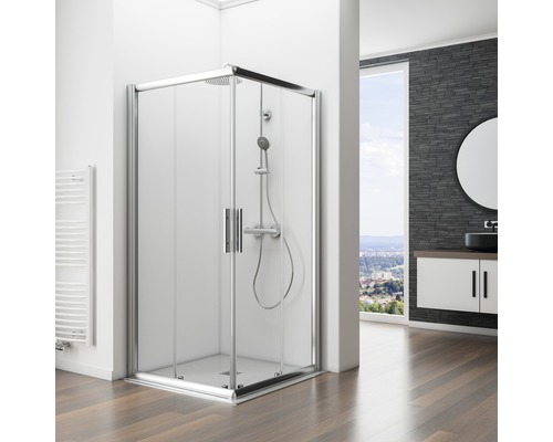 Badezimmer mit Duschkabine mit Schiebetüren