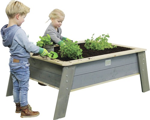 Jardinière surélevée avec deux enfants en train de planter.