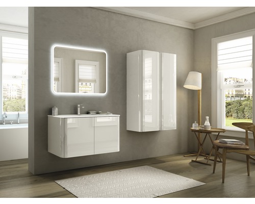 Salle de bains lumineuse avec meuble sous-lavabo, miroir éclairé et armoire haute