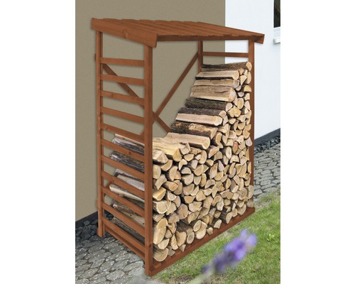 Hangar à bois en bois rempli de bois de chauffage