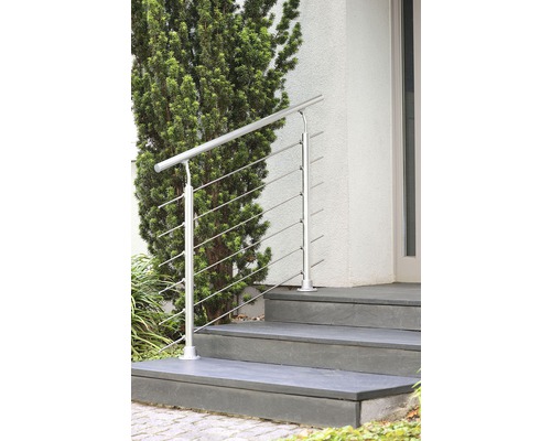 Edelstahlgeländer an einer Außentreppe zu einem Haus
