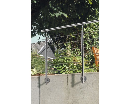 Garde-corps en acier inoxydable devant un mur de jardin