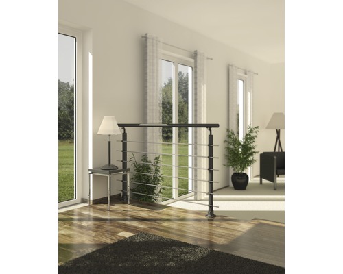 Heller Raum mit Treppengeländer aus Edelstahl und Lampen auf einem Beistelltisch