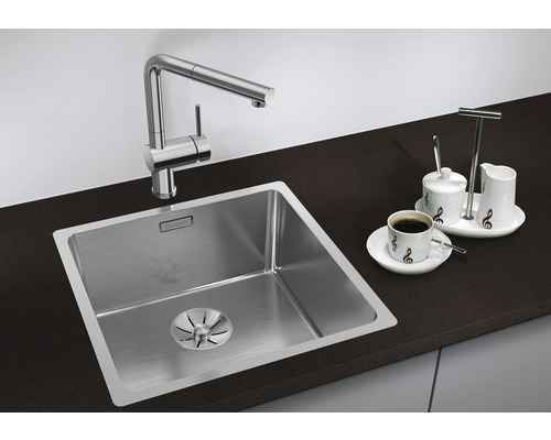 Évier avec robinetterie et tasse de café