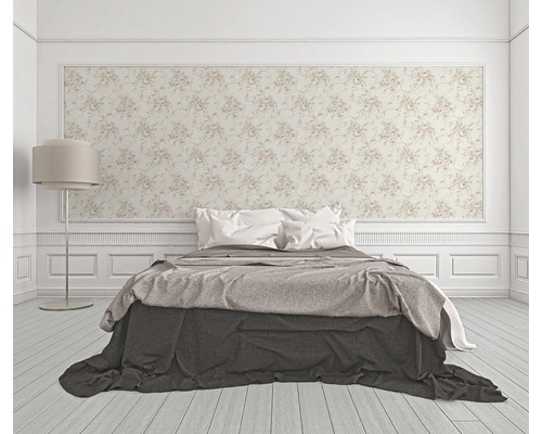 Schlafzimmer mit Bett, floraler Tapete und Stehlampe