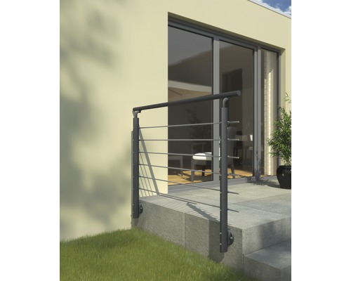 Geländer aus Metall vor einer Terrassentür