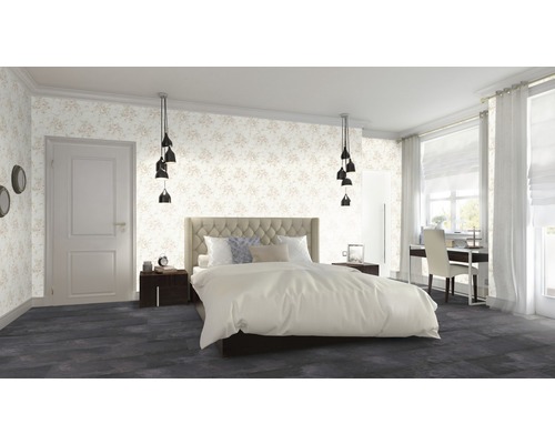 Helles Schlafzimmer mit Doppelbett, Nachttischen und Blumentapete.